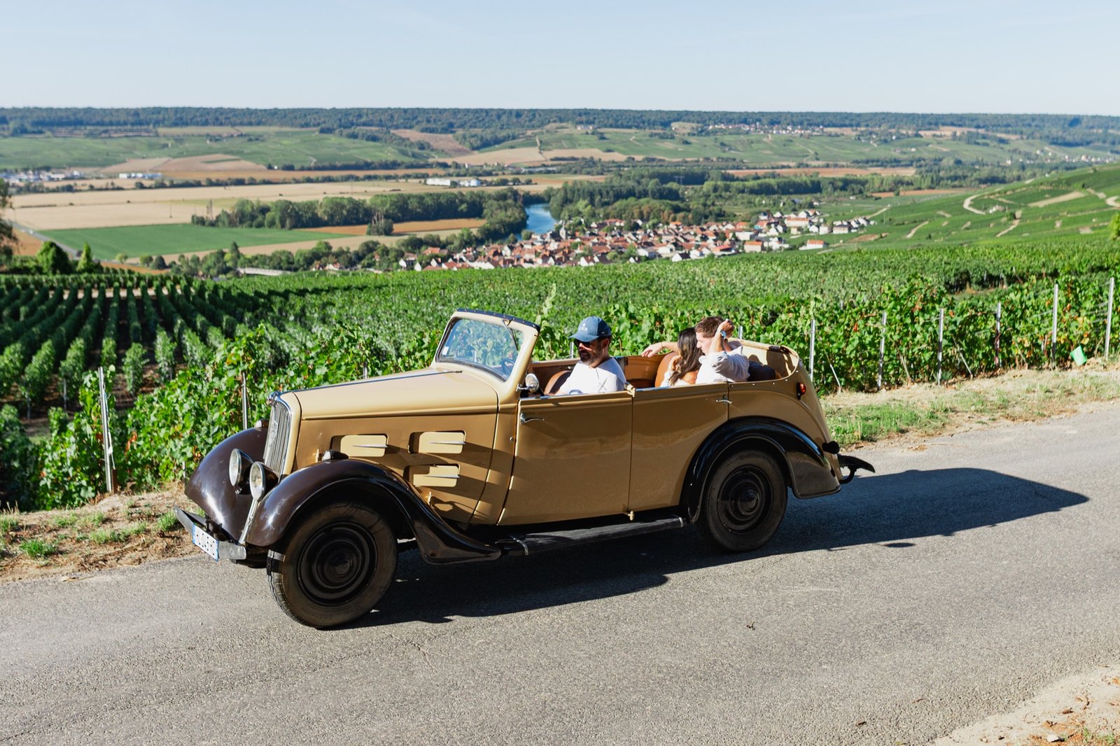 Peugeot 301 D sur les routes du vignoble champenois