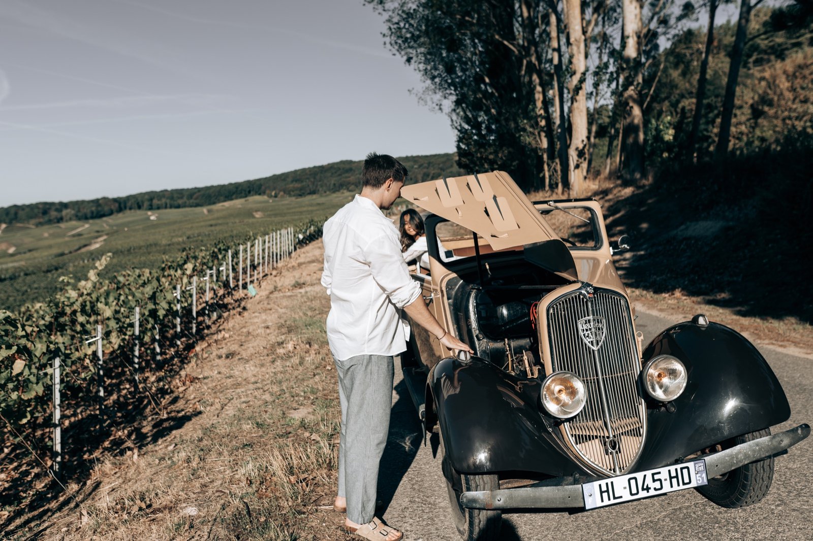 Peugeot 301 D sur une route de Champagne